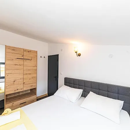 Apartmán Gorgeous Apartment In Okrug Gornji With Wifi *
