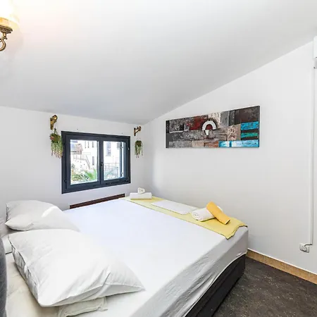Gorgeous Apartment In Okrug Gornji With Wifi Appartement