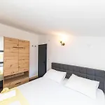 Apartment Pet Friendly In Okrug Gornji With Wifi *