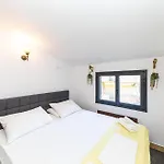 Apartment Pet Friendly In Okrug Gornji With Wifi