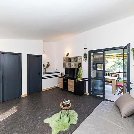 Gorgeous Apartment In Okrug Gornji With Wifi Apartman *
