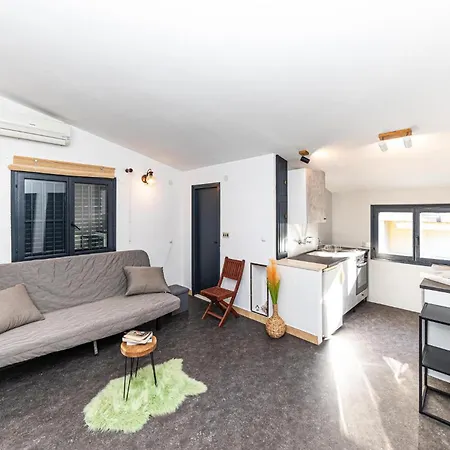 Apartment Pet Friendly In Okrug Gornji With Wifi Trogir