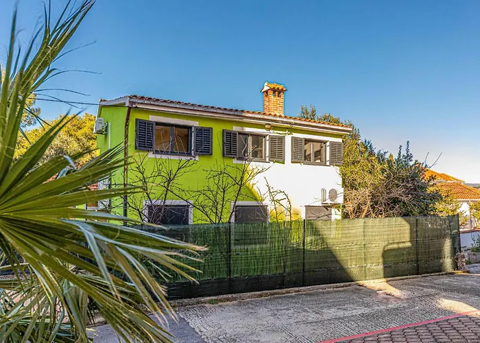 Cozy In Okrug Gornji Appartement